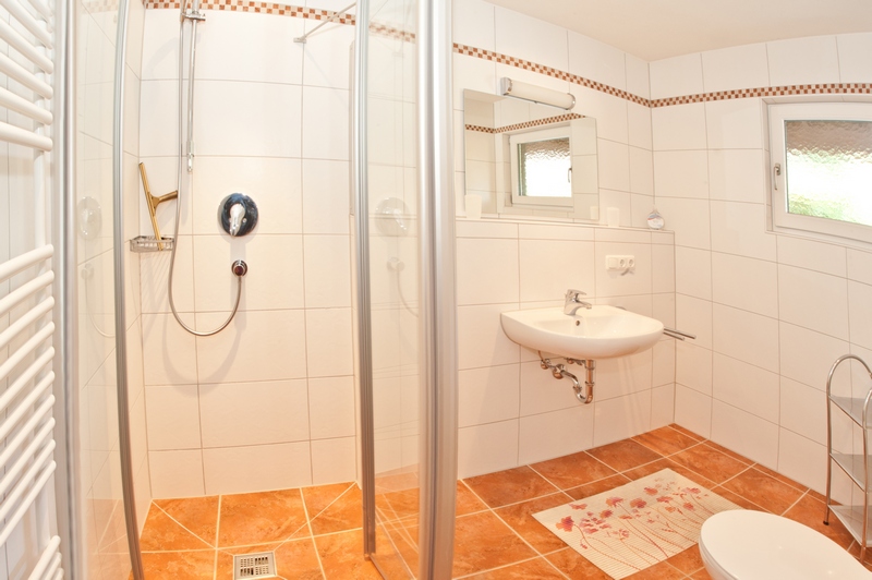 Bad mit Dusche und WC:Das Bad wurde 2013 komplett renoviert. 