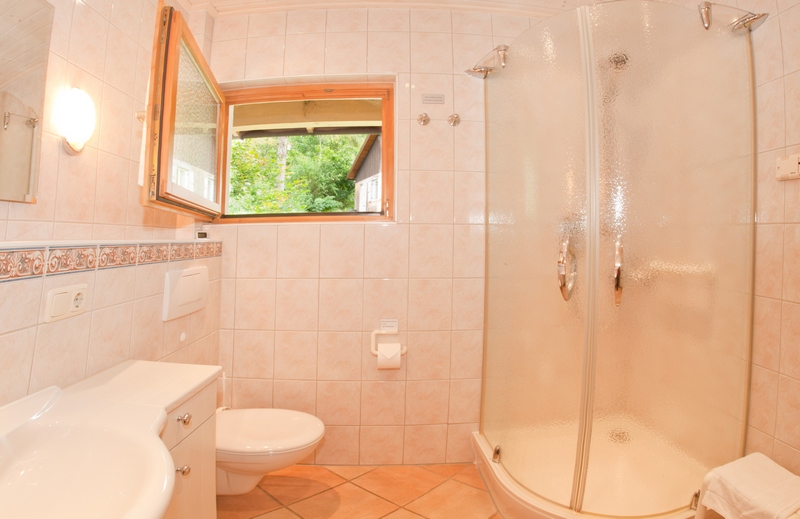 Badezimmer:Dusche mit niedrigem Eingang
